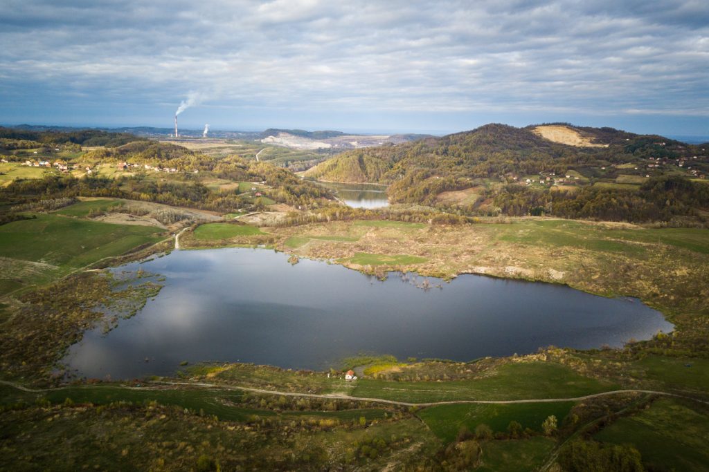 Pogled iz vazduha na jezero Mezgraja Luke vidi se i jezero Mezgraja u vlasnistvu RiTE Ugljevik 1