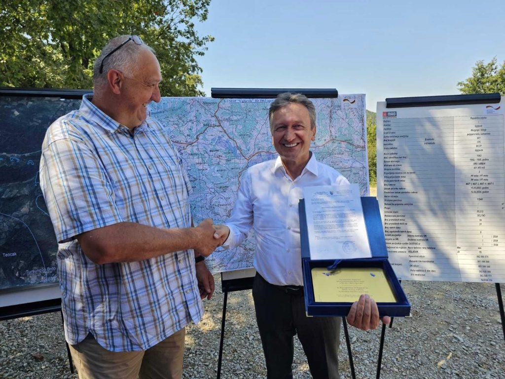 UGLjEVIK PODRUČJE BEZ MINA: Načelniku Periću uručen sertifikat 9 455301905 1009813207817207 2448323830247392316 n