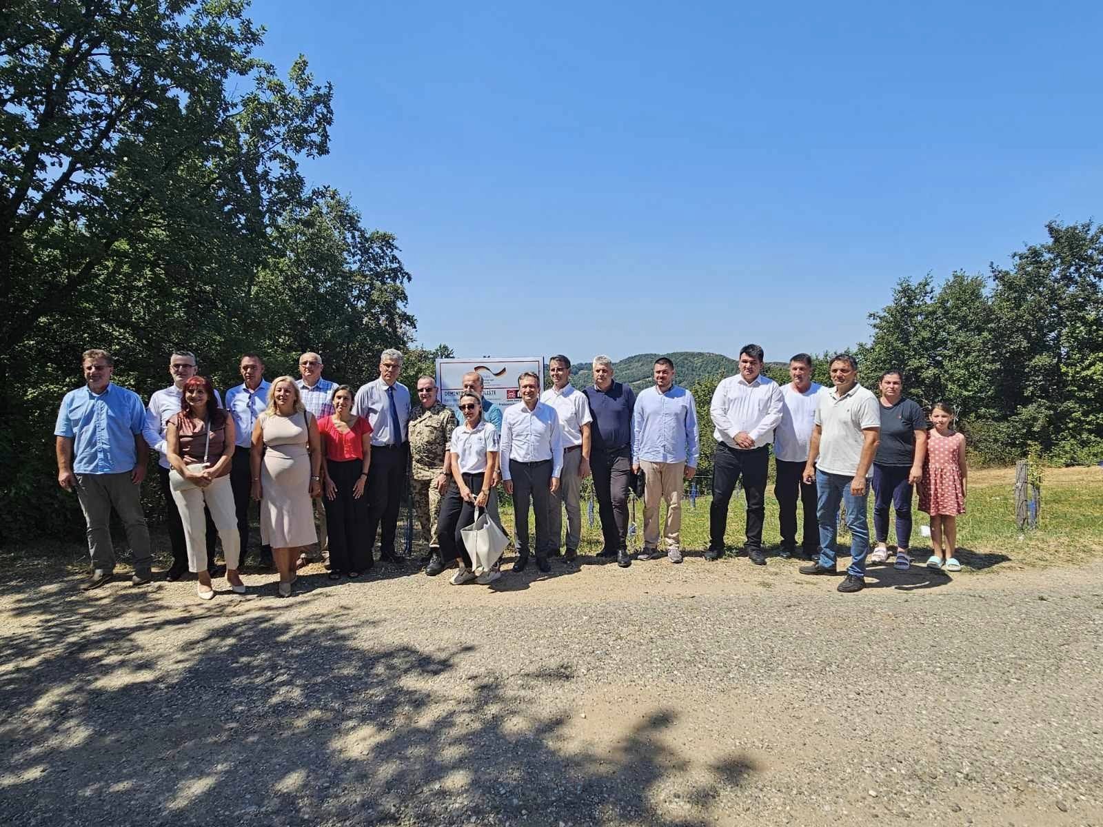 Read more about the article UGLjEVIK PODRUČJE BEZ MINA: Načelniku Periću uručen sertifikat
